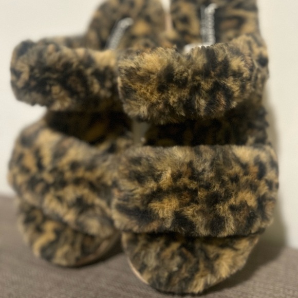 Kookaburra Leopard Print Fuzzy Slippers - Picture 2 of 7